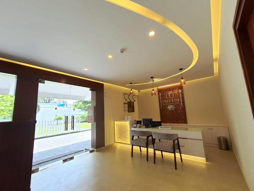 Emperor-Hotel Rachana Continental Pvt Ltd Kizhake Chālakudi Zewnętrze zdjęcie