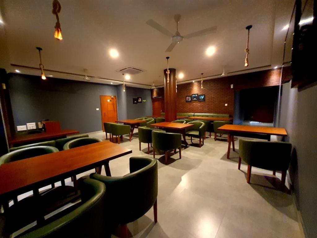 Emperor-Hotel Rachana Continental Pvt Ltd Kizhake Chālakudi Zewnętrze zdjęcie