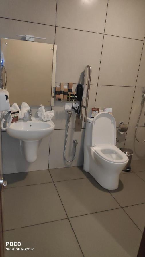 Emperor-Hotel Rachana Continental Pvt Ltd Kizhake Chālakudi Zewnętrze zdjęcie