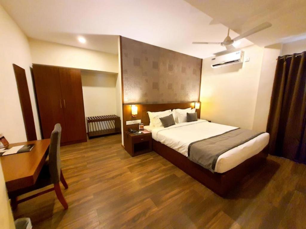 Emperor-Hotel Rachana Continental Pvt Ltd Kizhake Chālakudi Zewnętrze zdjęcie
