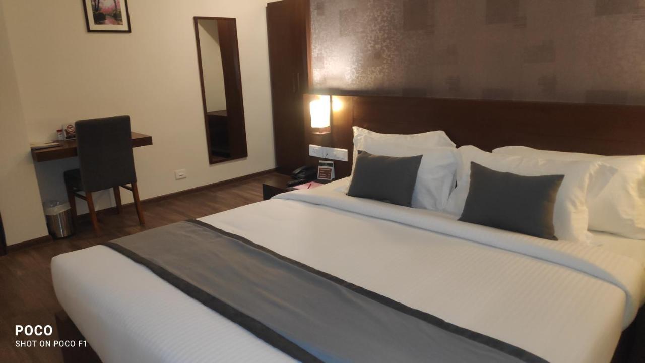 Emperor-Hotel Rachana Continental Pvt Ltd Kizhake Chālakudi Zewnętrze zdjęcie