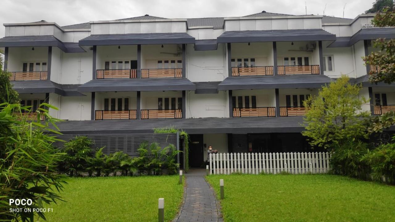 Emperor-Hotel Rachana Continental Pvt Ltd Kizhake Chālakudi Zewnętrze zdjęcie