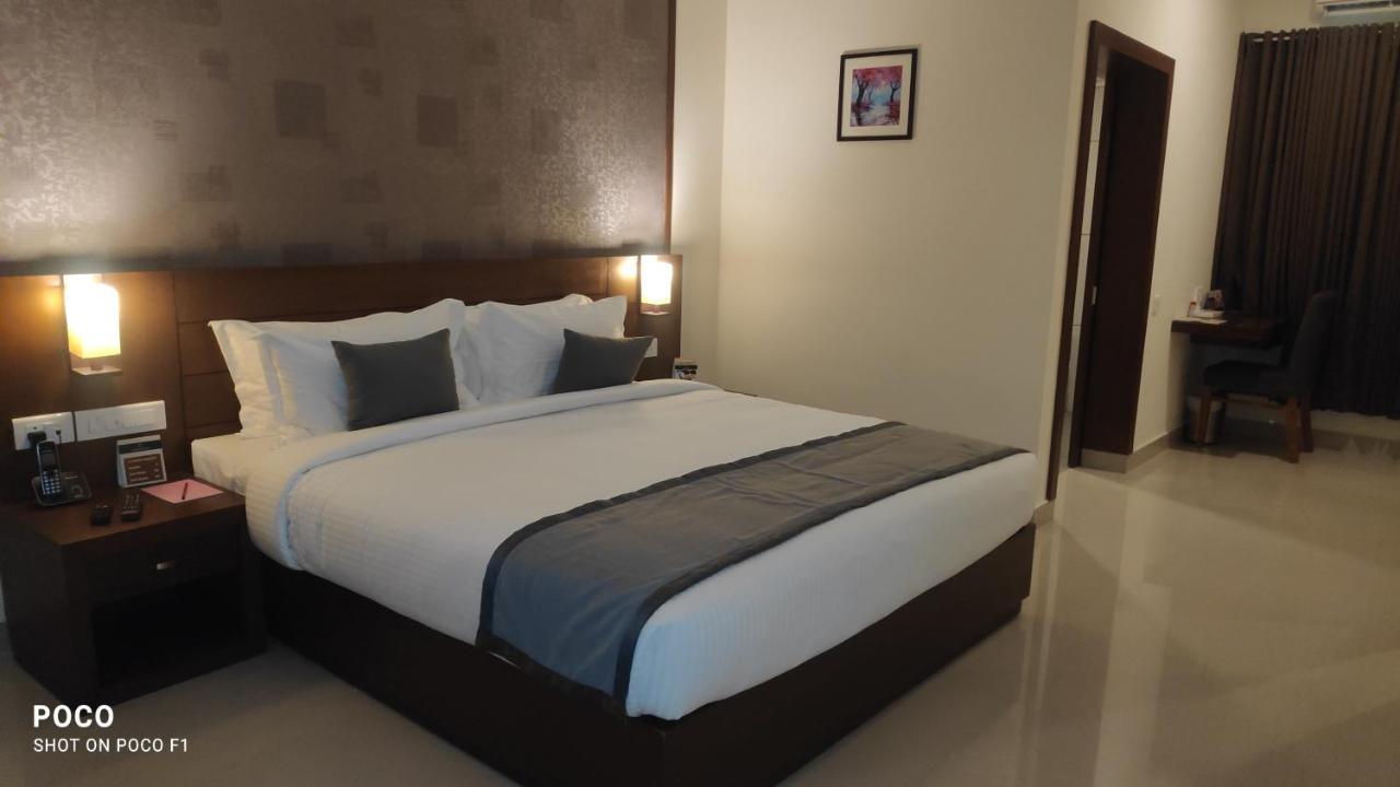 Emperor-Hotel Rachana Continental Pvt Ltd Kizhake Chālakudi Zewnętrze zdjęcie