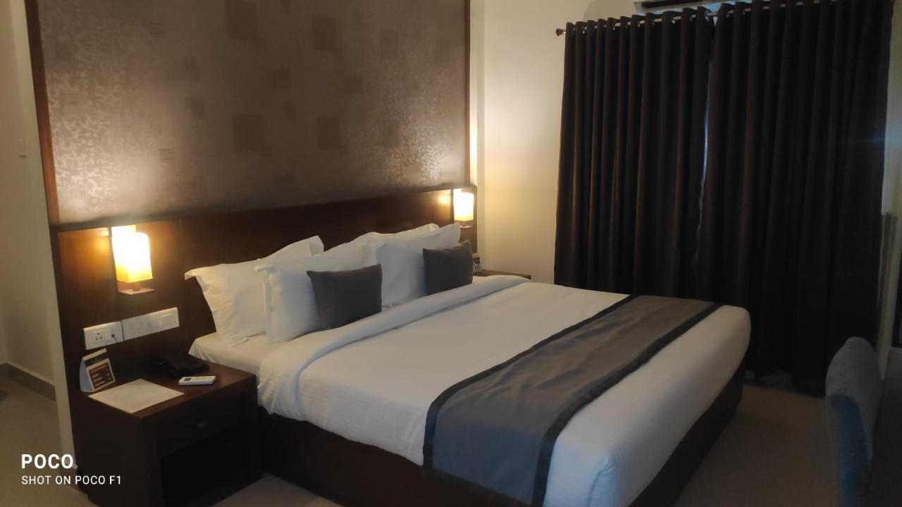 Emperor-Hotel Rachana Continental Pvt Ltd Kizhake Chālakudi Zewnętrze zdjęcie