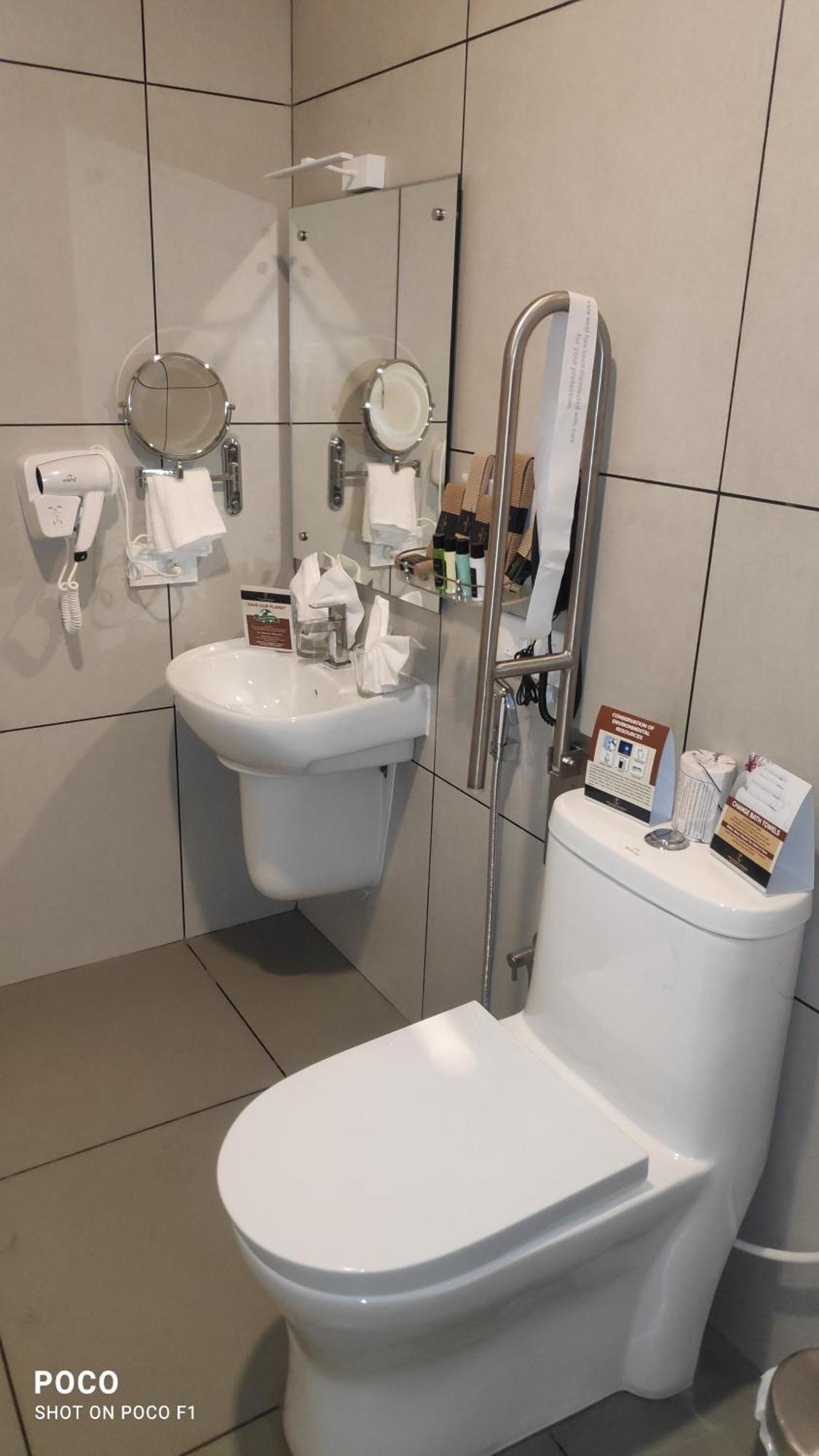Emperor-Hotel Rachana Continental Pvt Ltd Kizhake Chālakudi Zewnętrze zdjęcie